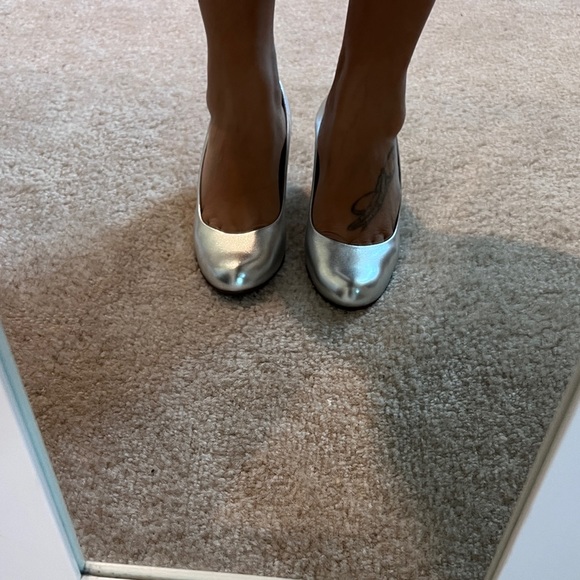 Comfortable silver worth shoes, size 6. - Picture 3 of 7